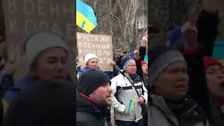 ロシア軍のマリウポリ侵攻に猛抗議するウクライナ市民たち