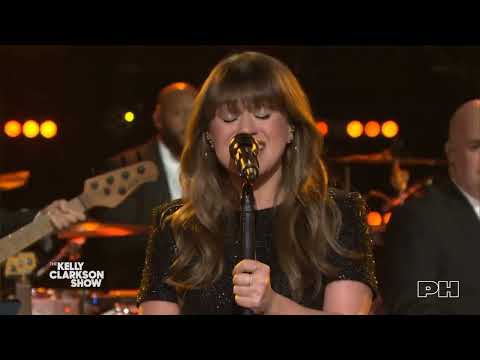 Kelly Clarkson - Santa Can't You Hear Me (Live on The Kelly Clarkson Show)