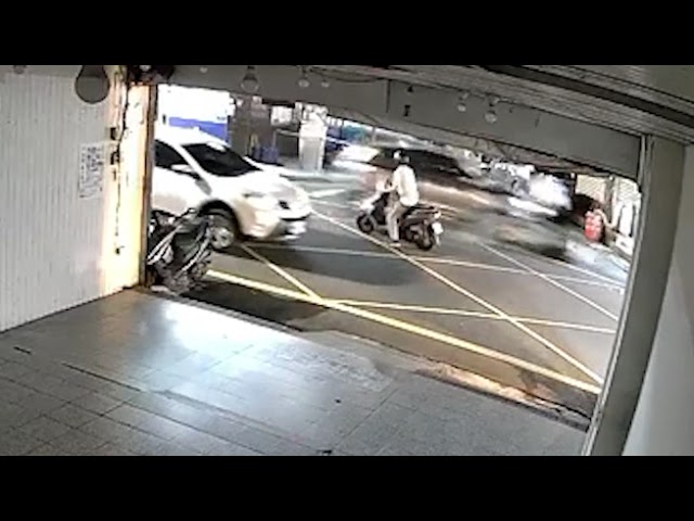 內湖3死車禍新視角畫面曝光！ 男騎士「急煞」下秒被撞飛：根本閃不掉！