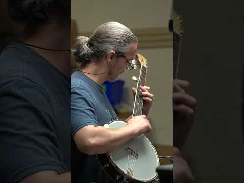 🌙 High Moon creator plays the High Moon Banjo.🪕 Chris tests out a newly purchased HM-100 (High Moon)