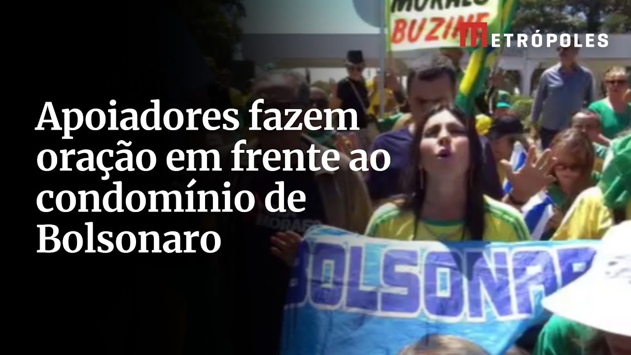 Apoiadores fazem oração em frente ao condomínio de Bolsonaro