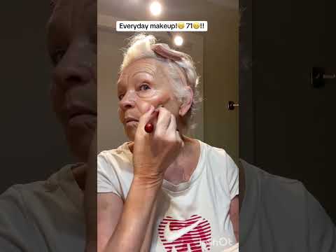 سيدة أجنبية كبيرة في السن تعمل ميك أب كامل بدون فرش! Foreign lady does full makeup without brushes