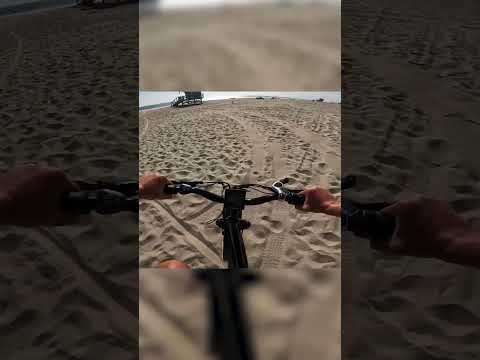 See what happened when I cruising on the sand #ev #mop #bikelife #shorts