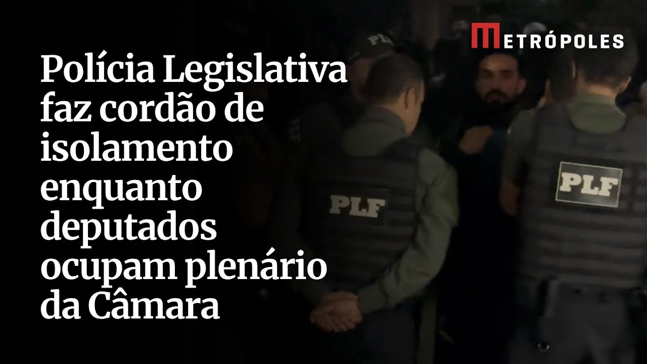 Polícia Legislativa faz cordão de isolamento enquanto deputados ocupam plenário da Câmara
