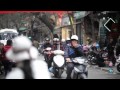 Des scooters dans une rue