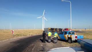 Volcó un camión en la rotonda de los molinos