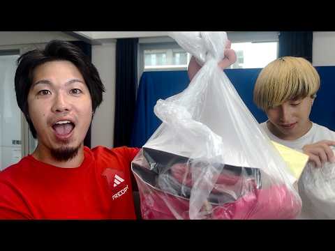 ファンから貰ったプレゼントを開封します。