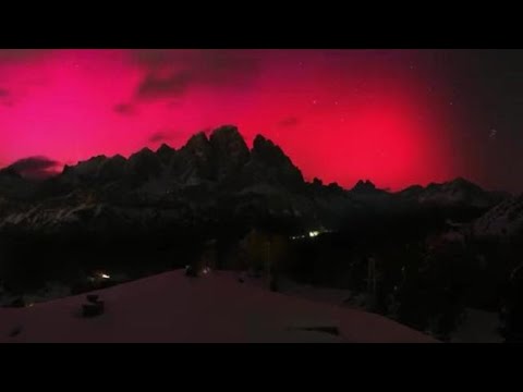 Una rarissima aurora boreale è comparsa nei cieli delle Dolomiti