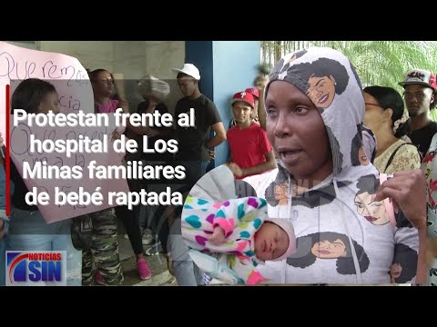 Protestan frente maternidad familiares de bebé raptada