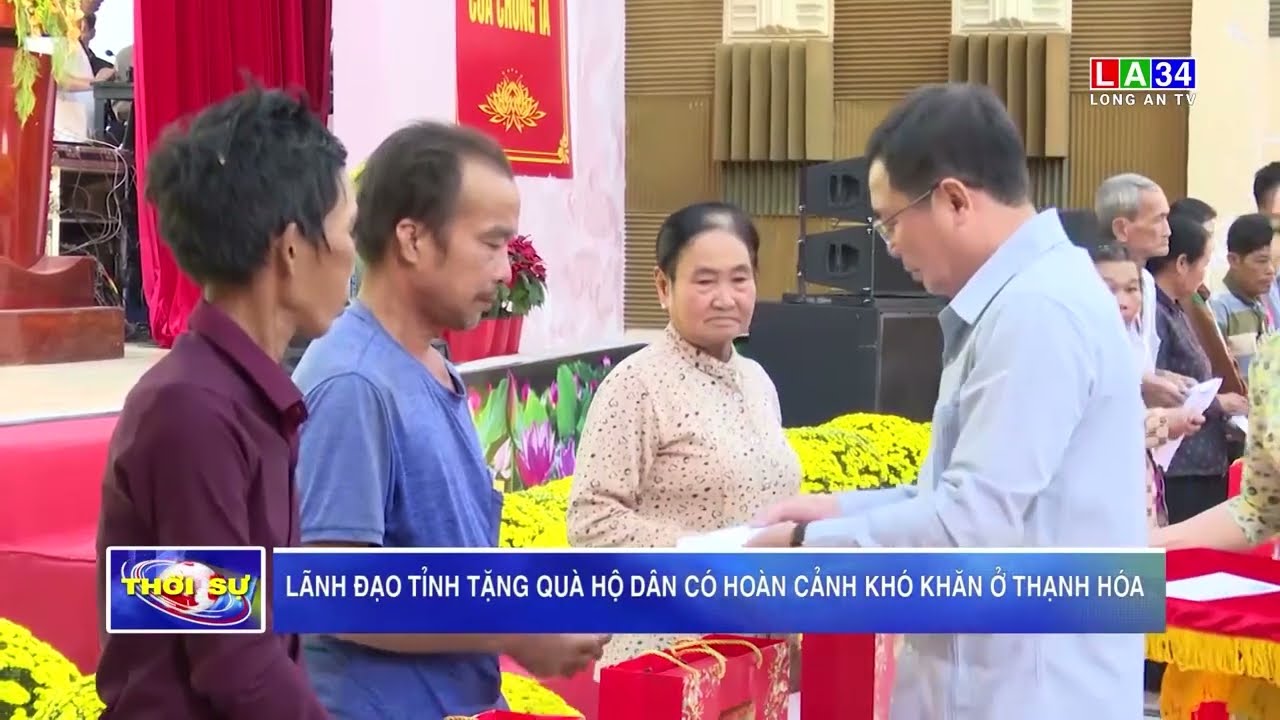 Lãnh đạo tỉnh tặng quà hộ dân có hoàn cảnh khó khăn ở Thạnh Hóa