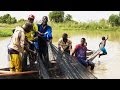 Des pêcheurs africains sur une rivière