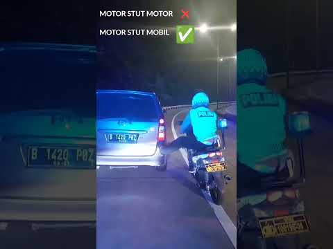 Agak Laen, Polisi Berkendara Motor Ini Stut Mobil Mogok