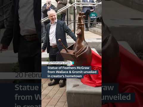 Statue of Wallace & Gromit's Feathers McGraw unveiled in Preston #wallaceandgromit #feathersmcgraw