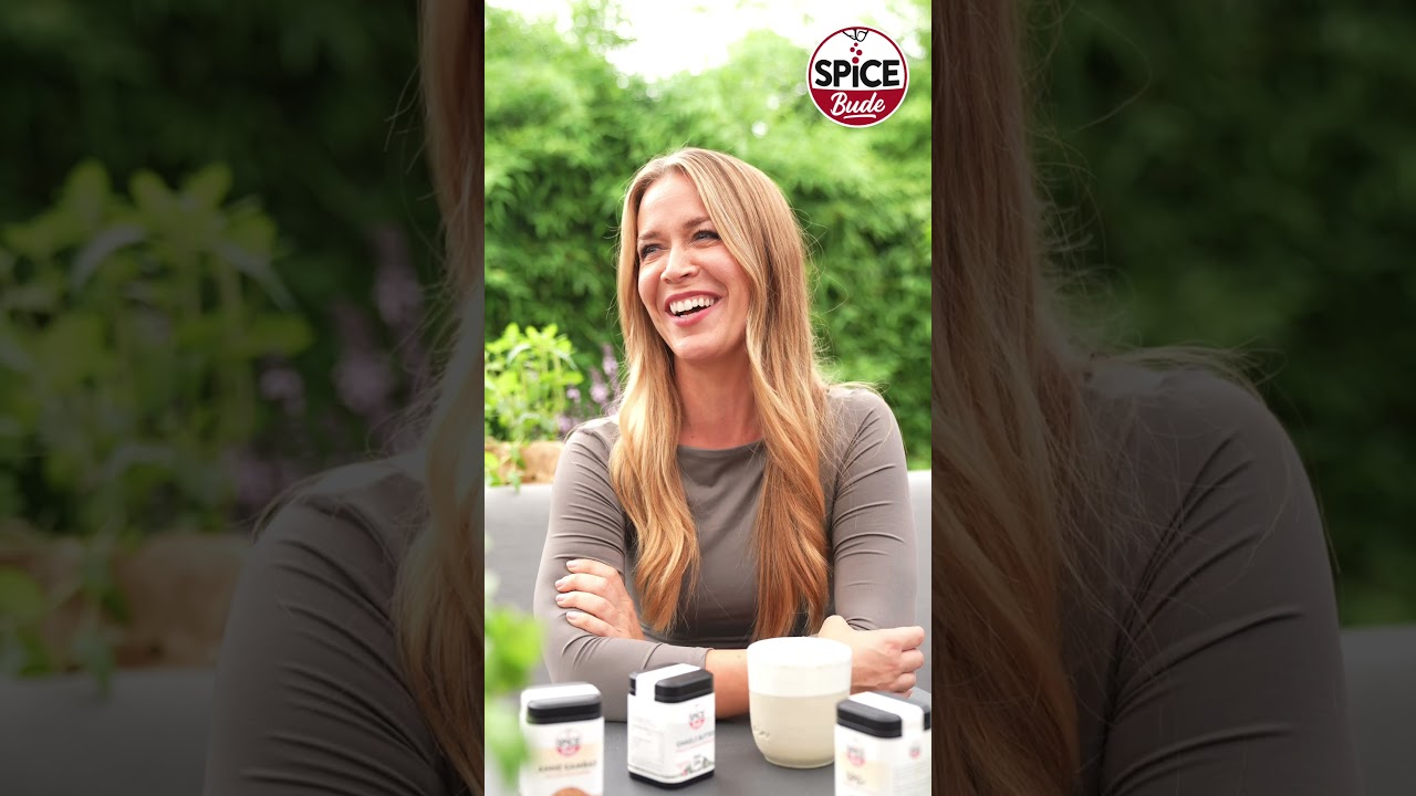 👵❤️ In unserer Serie “Spicebude Top 3” teilt Comedienne Sandra Sprünken ihre liebsten Gerichte, die einfach nur Oma oder Mama so hinbekommen! 🌟

Echte Klassiker mit Herz und Erinnerungen – genau das, was man nie vergisst. 🌶️

👉 Welche Gerichte gelingen bei eurer Oma oder Mama einfach am besten? Schreibt’s in die Kommentare! 💬

#Spicebude #TeamSpicebude #Top3 #MamaKannDas #OmaLiebe #Foodie #Genuss

👉 Gewürze von der Spicebude direkt online bestellen: https://spicebude.de

Wenn dir das Video gefällt, lass uns gerne ein Like da und abonniere den Kanal, um kein Highlight mehr zu verpassen! 👍

📺 Abonniere hier: https://www.youtube.com/@spicebude

Folge uns auch auf Social Media:
 📸 Instagram: https://www.instagram.com/spicebude/
🎵 Tiktok: https://www.tiktok.com/@spicebude

GÖNN DIR und viel Spaß beim Nachkochen! 😊