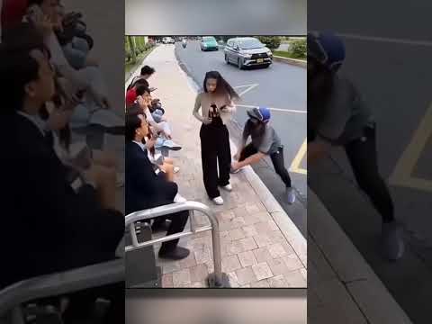 Man Saves Unsuspecting Victim From Phone Thief 🫡