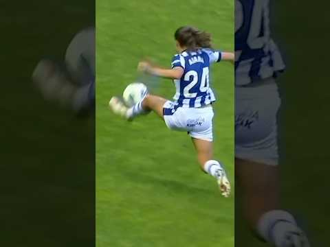 Aiara Agirrezabala, 17 años y controlando así el balón