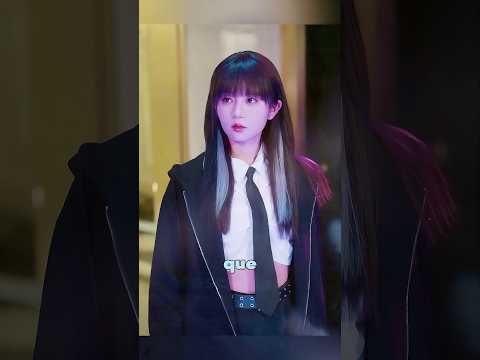 Una chica guapa y enérgica castiga a su odiosa hermana mayor.