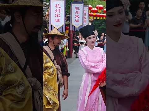 <strong>Haha</strong>, Shujie's little expression is hilarious! #EncounteringHiddenMastersInSongcheng