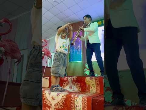 Biễu diễn cùng nhạc công