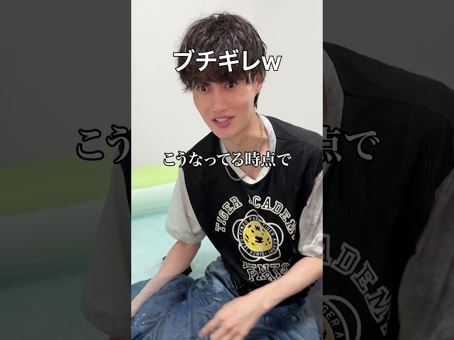 親友にウォーターベッドと思わせてプールのベッド用意してみたww