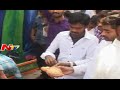 Fans worship Jr NTR Cutout in Vijayawada after 'Temper' show