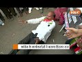 India Alliance Protest in Mumbai | सांसदों के सस्पेंशन पर सड़कों पर लेटने लगे Congress कार्यकर्ता - 07:52 min - News - Video