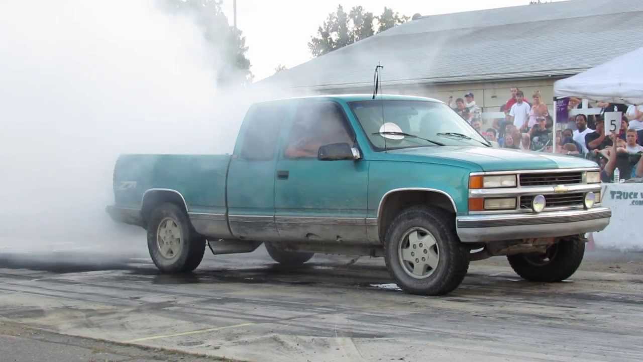 Blue Chevy Truck Burnout At TruckWarz 2013 - YouTube