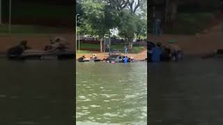 Carro cai no Lago Igapó em Londrina e amigos tentam retirá-lo