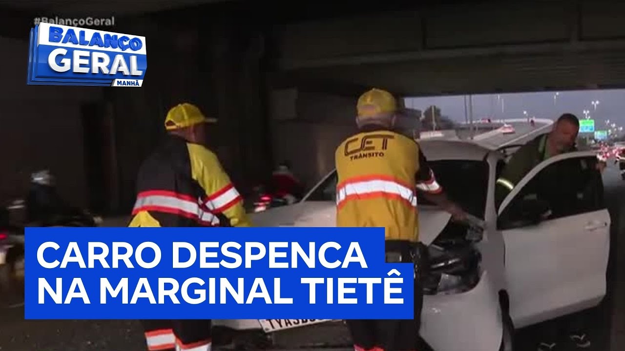 Carro cai de caminhão cegonha na Marginal Tietê