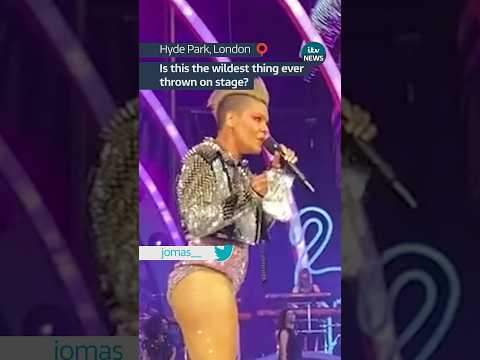 A fan gave Pink ‘a bag of their mum’s ashes’ during a gig #itvnews #news #pink #hydepark