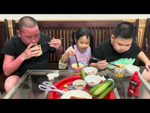 Mỳ cốc mini ăn với lạp sưởng mời cả nhà