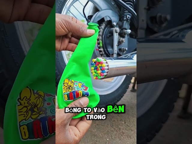 người chú này đã nhét hết bút chì vào pô của một chiếc xe máy.