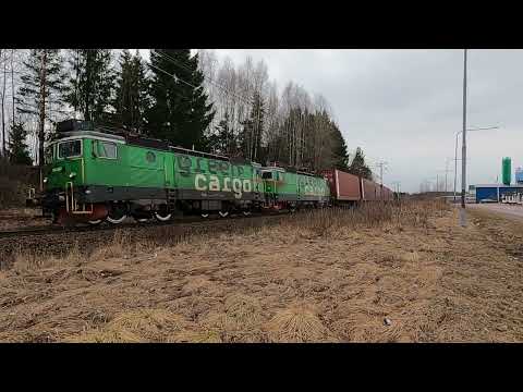 Green Cargo Rd2 1111 och Rd2 1078 Godståg passerar utanför Kil till Fors