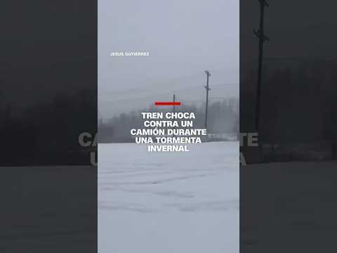 Tren choca contra un camión durante una tormenta invernal