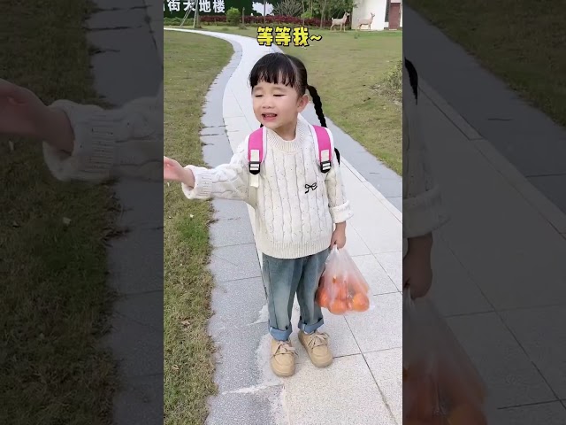 爸爸帶閨女去春遊，這貨開心的閨女沒上車都能忘了，看這形式，這閨女是一時半會哄不好了 😂 #爸爸帶娃 #家有萌娃 #親子