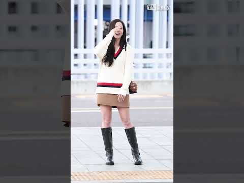 지수 출국길 로봇춤으로 <strong>click</strong> 홍보 #지수 #jisoo #blackpink #블랙핑크 #<strong>click</strong> #jisoo_click #공항패션 #tvdaily #쇼츠 #직캠 #4K