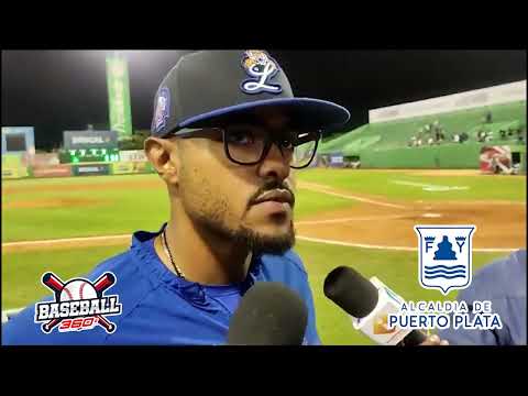 Gustavo Nuñez y Gilbert Gomez reaccionan después de la tercera victoria del Licey en La Serie Final