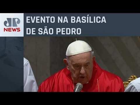 Papa Francisco participa da Vigília Pascal após não liderar procissão da Sexta-Feira Santa