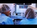 Deux jeunes chercheuses devant un ordinateur