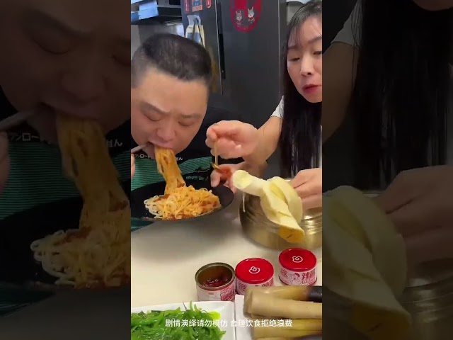 蠢老公以為搶走了驚喜，其實那是我故意的，就是為了讓他看著我吃雞腿