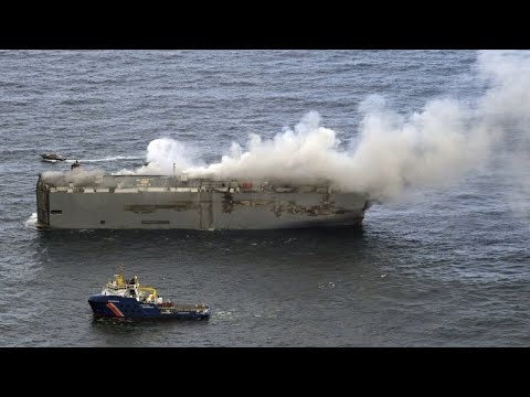 Ολλανδία: Παραμένει στις φλόγες το πλοίο - Γιατί φοβούνται τα ηλεκτρικά αυτοκίνητα