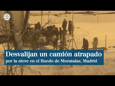 Una multitud desvalija un camión atrapado por la nieve en el Ruedo de Moratalaz
