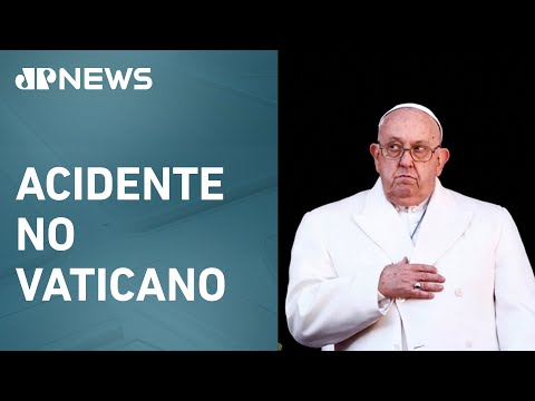 Papa Francisco cai e sofre contusão no braço direito