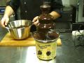 Видео как использовать шоколадный фонтан