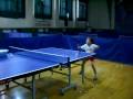 Une fille de 6 ans s'entraine au ping-pong