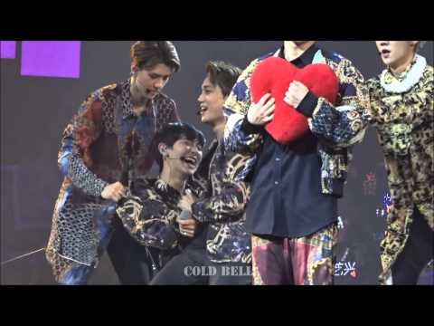 140830 EXO The Lost Planet in Guangzhou (Chanyeol & Kai) - 찬열이형아 괴롭히는 종인이^^