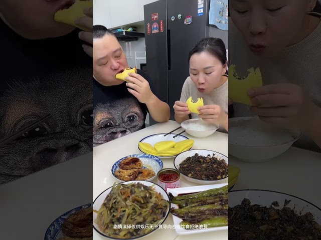 蠢老公自以為聰明，不料我中途換了碗，他呆滯看著我吃大雞腿