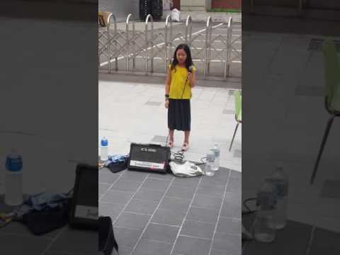 홍대 버스킹 지나가는 초등학생의 고음ㅎㄷㄷ(Tears)