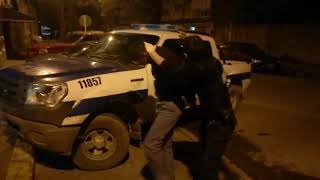Detienen a un hombre que intentó agredir a policías