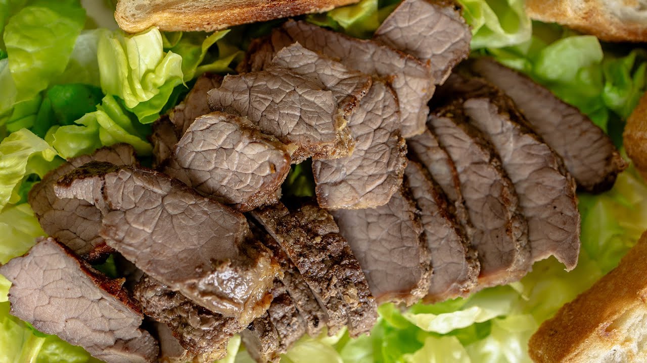 Steak z hovězího pupku – flank steak stačí dochutit solí, chilli kořením a kapkou oleje